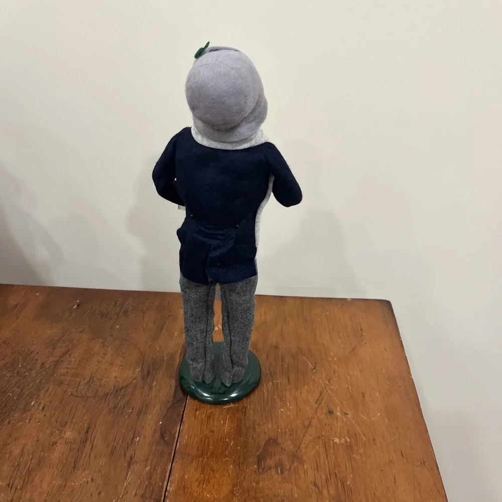 1993 BYERS CHOICE CHRISTMAS CAROLER Brown Hair Man Grey Scarf Pants Outfit